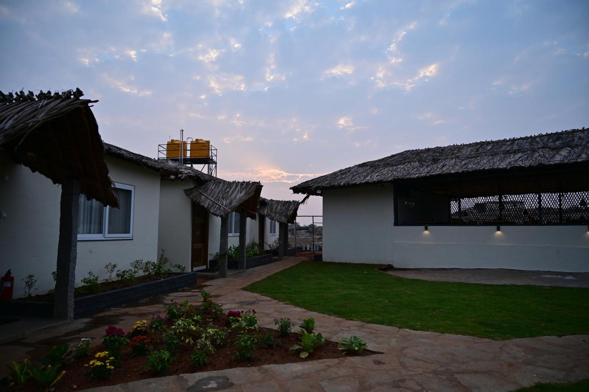 The Hampi Cafe Hotel Exterior foto