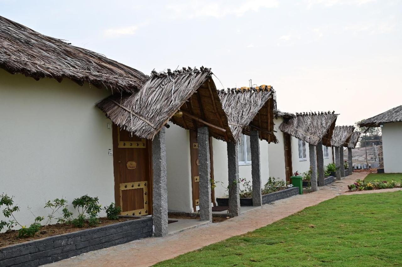 The Hampi Cafe Hotel Exterior foto